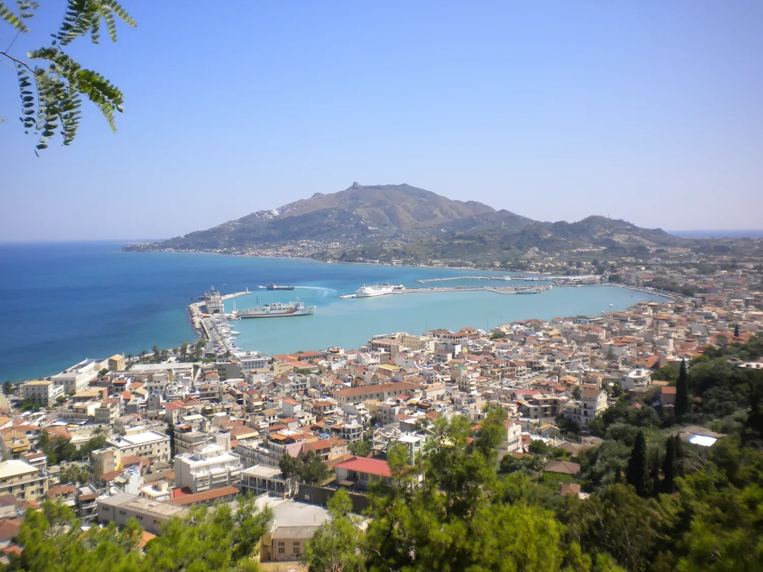 Město Zakynthos a jeho přístav z vyhlídky Bochali
