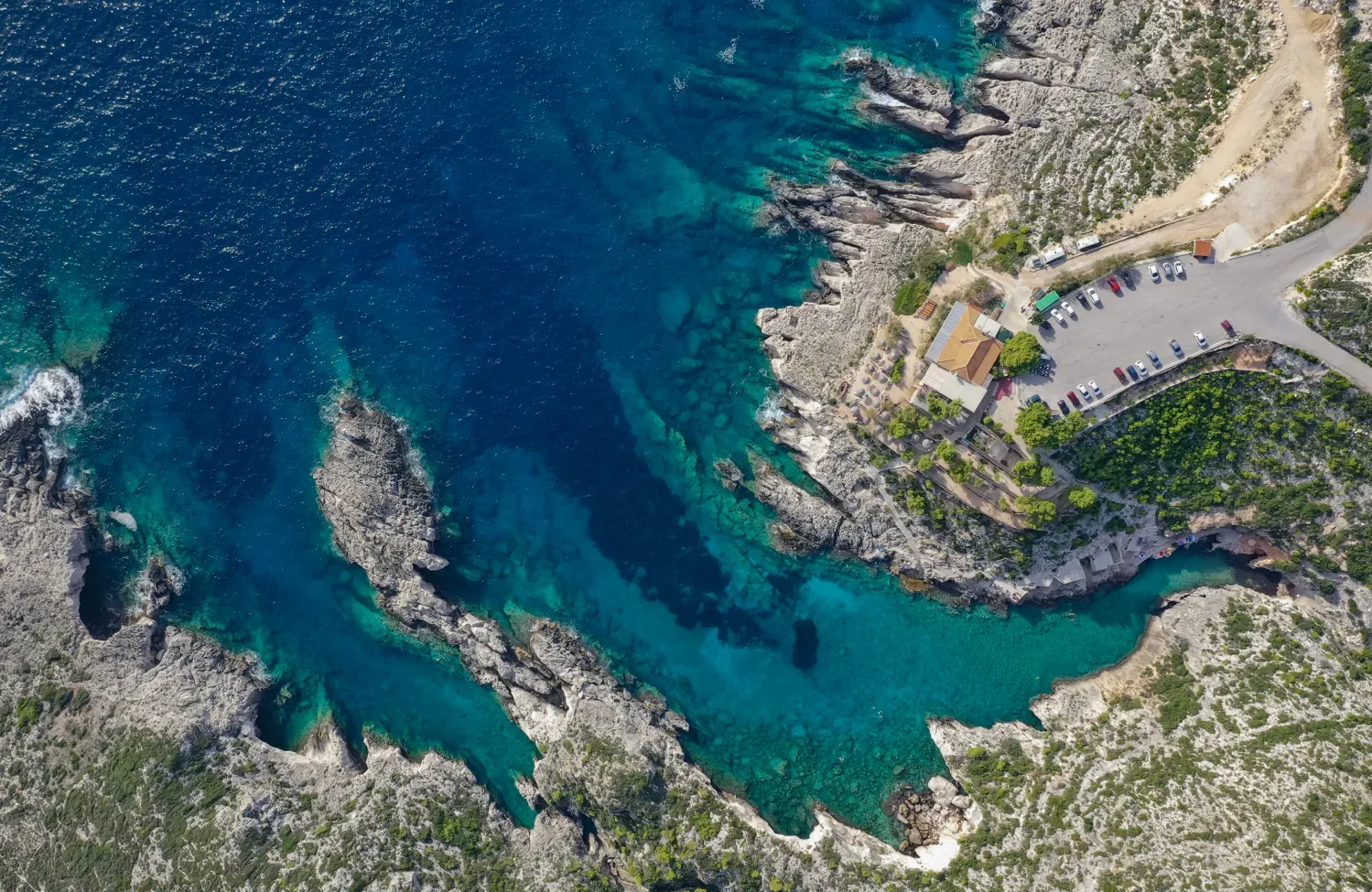 Skalnatá zátoka Porto Limnionas na západě Zakynthosu