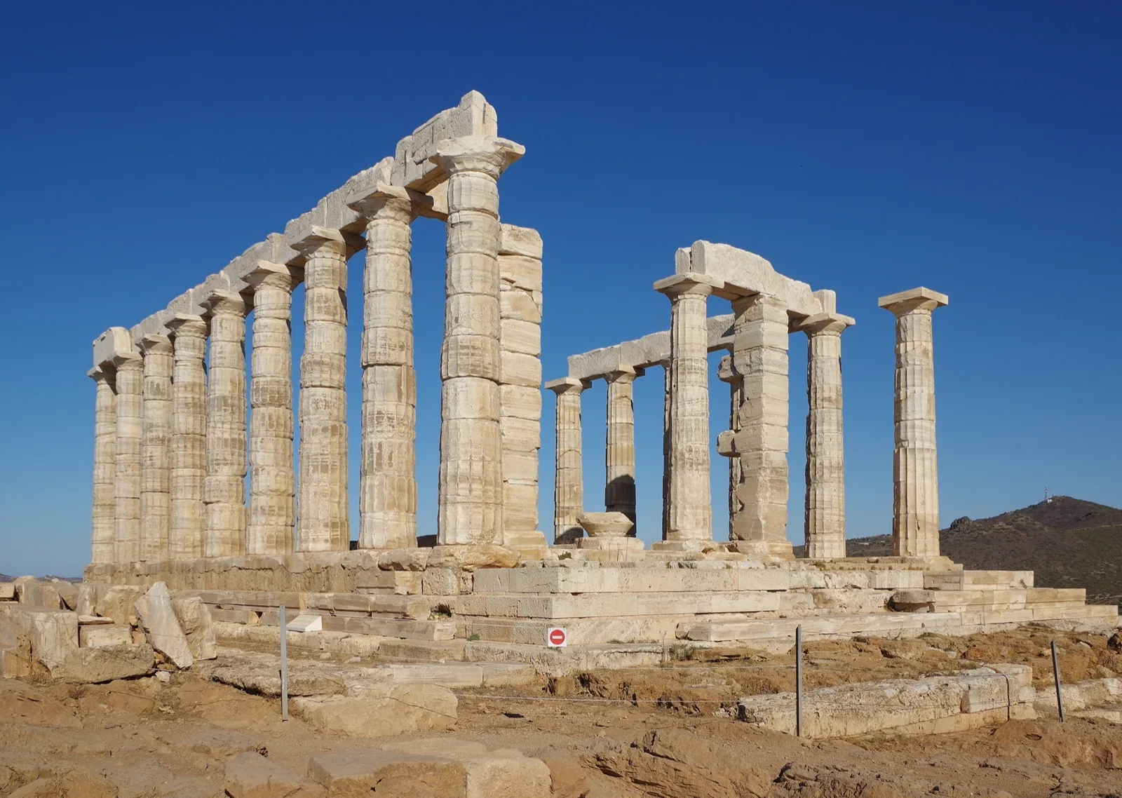Poseidónův chrám na mysu Sounion, sloupořadí z boku za jasného dne