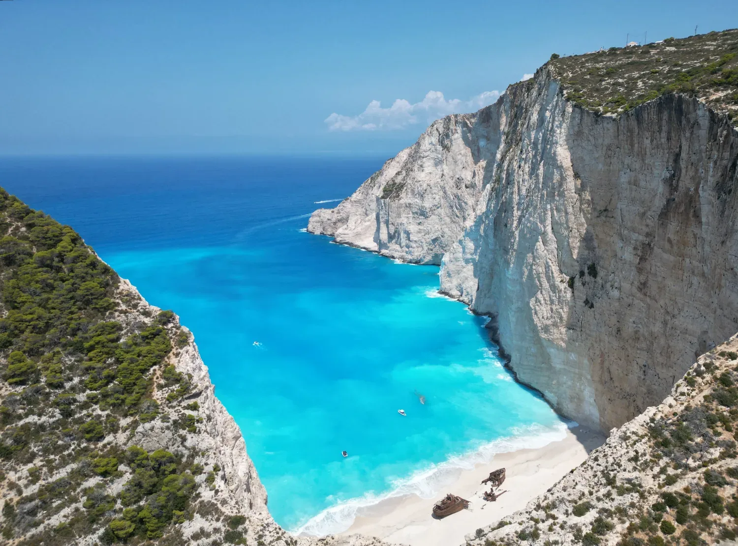 Pláž Navagio (Vrak) na Zakynthosu z vyhlídky