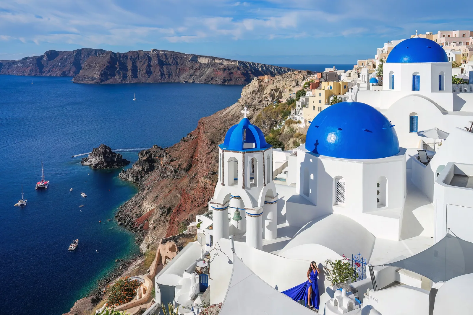 Modré kupole kostelů v Oia na Santorini nad kalderou