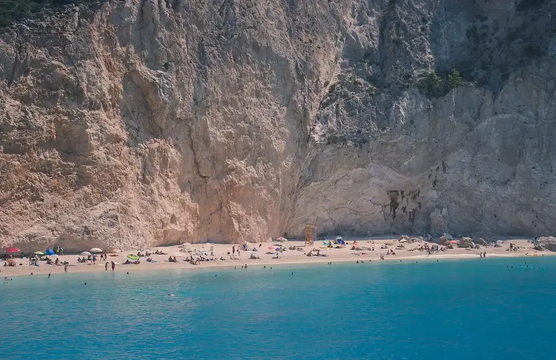Pláž Porto Katsiki na Lefkadě pod bílým útesem