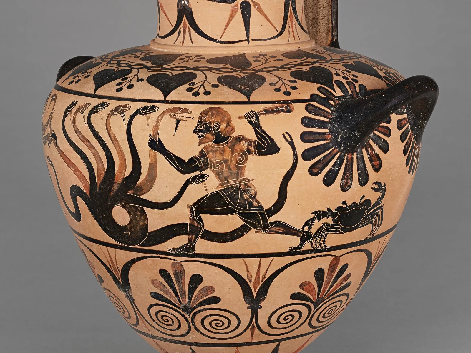 Hérakles s kyjem proti mnohohlavé hydře, u nohy krab. Caeretská hydrie z Getty Museum