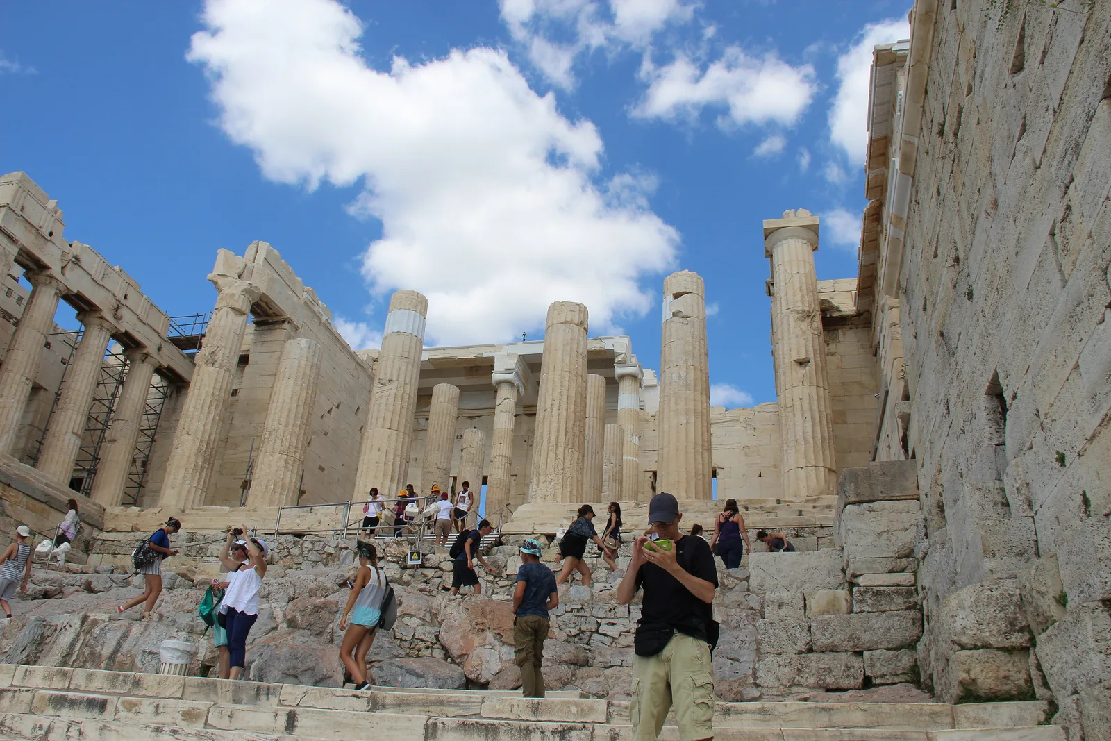 Turisté na schodech Propylají na Akropoli