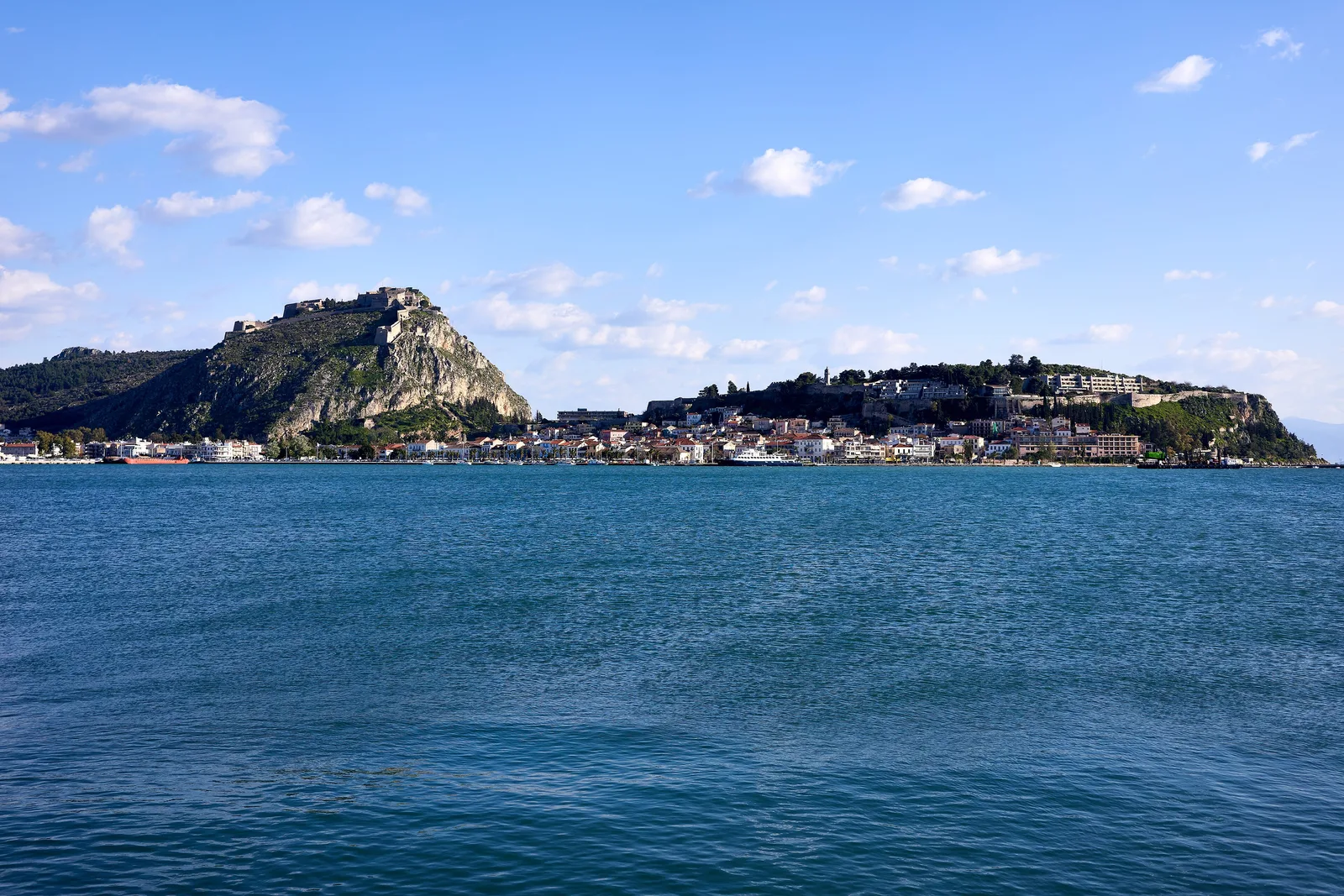 Pevnost Palamidi a staré město Nafplio od moře