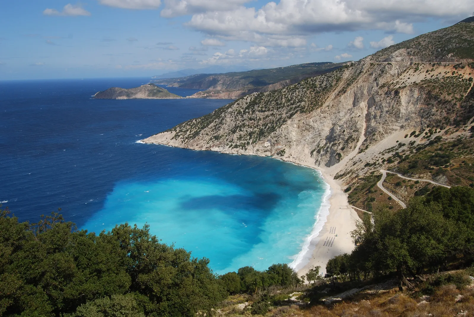 Pláž Myrtos na Kefalonii pod vysokým svahem, dno prudce spadá