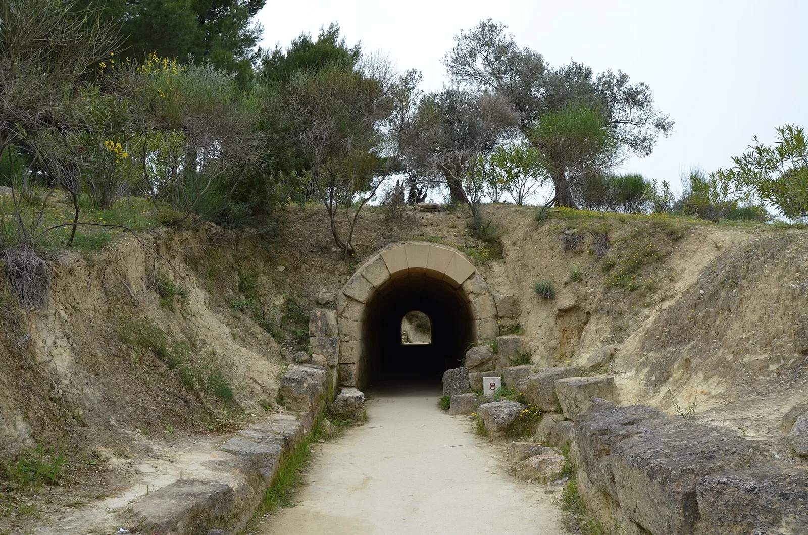 Klenutý vstupní tunel antického stadionu v Nemei
