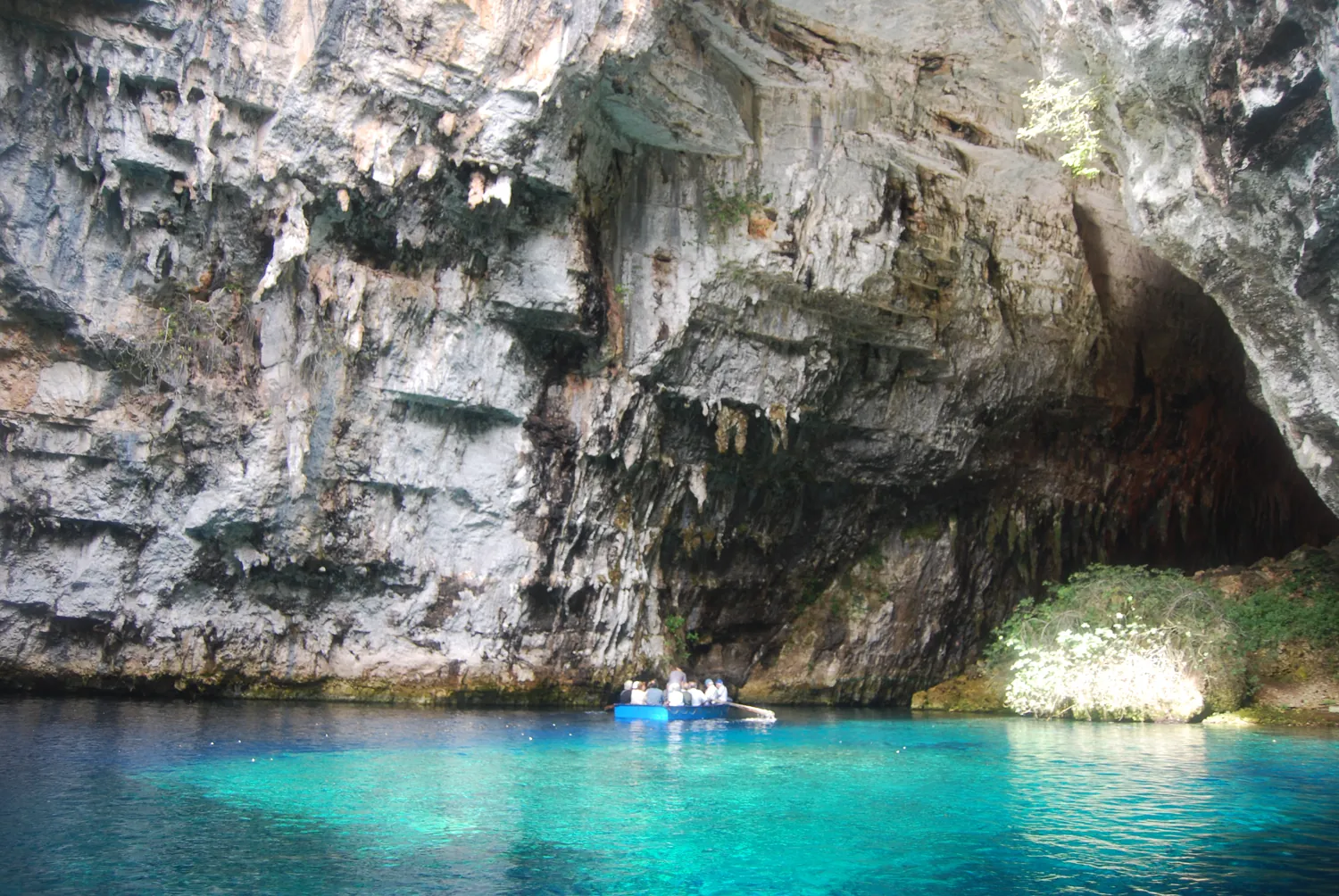 Podzemní jezero v jeskyni Melissani na Kefalonii
