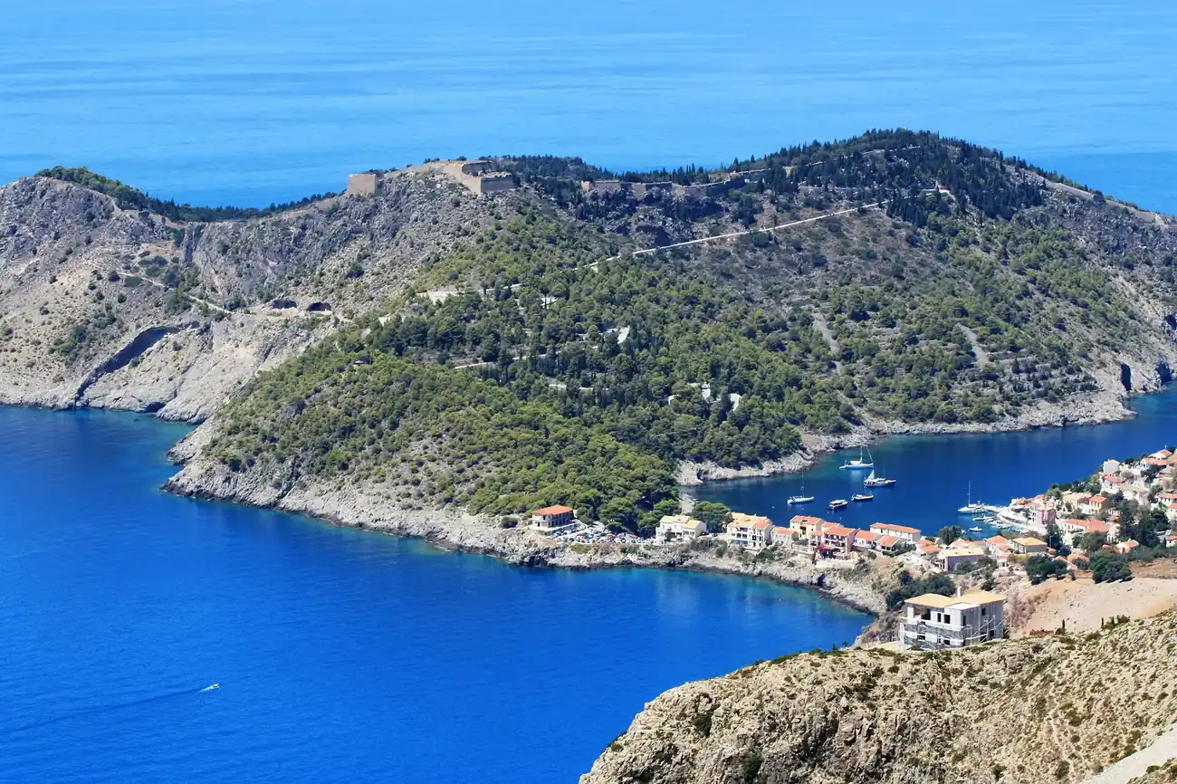 Poloostrov Assos s benátskou pevností nad vesnicí