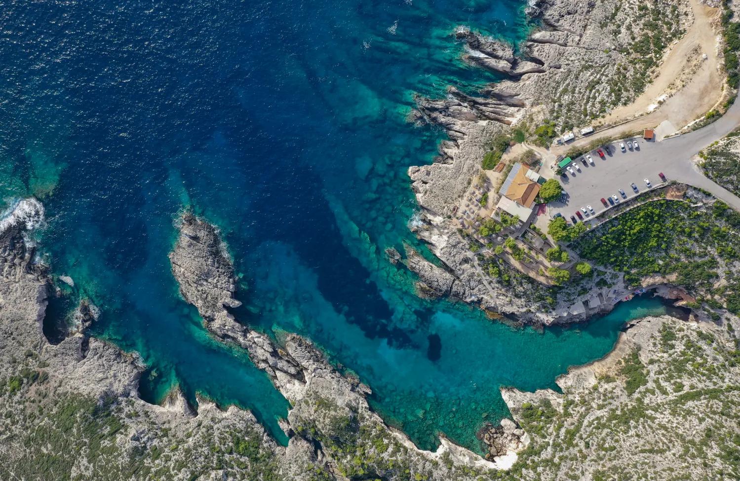 Skalnatá zátoka Porto Limnionas na západě Zakynthosu